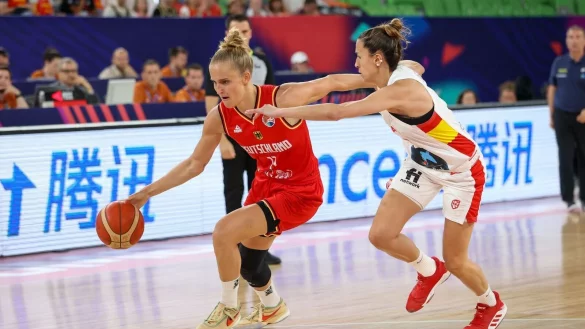 Gegen Spanien kam f&uuml;r Leonie Fiebich (l) mit Deutschlands Basketballerinnen das Aus. - &copy; Virginie Lefour/belga/dpa