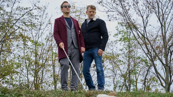 Alex (Philipp Hochmair, l) und Niko (Andreas Guenther) in einer Szene aus &laquo;Der Wien-Krimi - Blind ermittelt: Tod an der Donau&raquo;. - &copy; Nikolaas von Schrader/ARD Degeto/Tivoli Film/dpa