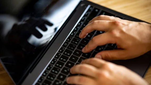 Ein Mann tippt auf einer Tastatur eines Laptops. - &copy; Fabian Sommer/dpa