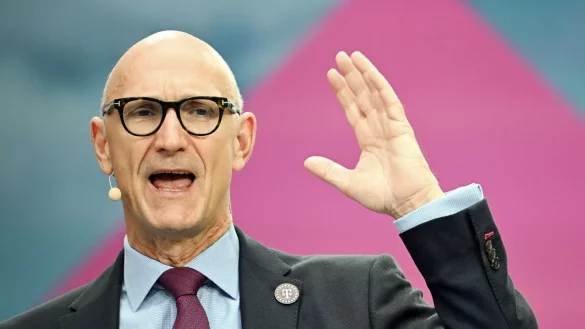 Tim H&ouml;ttges spricht w&auml;hrend einer Bilanzpressekonferenz. - &copy; Federico Gambarini/dpa/Archivbild