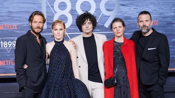 Die Schauspieler Andreas Pietschmann (l-r), Emily Beecham, Aneurin Barnard mit Jantje Friese und Baran Bo Odar bei der Premiere der Serie &laquo;1899&raquo; in Berlin. - &copy; Annette Riedl/dpa