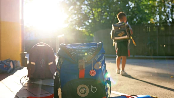 Schulranzen aus nat&uuml;rlichen Materialien sind in der Regel schwerer, aber nachhaltiger. Da m&uuml;ssen Eltern abw&auml;gen. Nicht gespart werden sollte an Reflektoren. - &copy; Oliver Berg/dpa/dpa-tmn