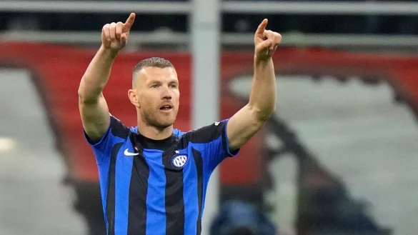 Inter Mailands Edin Dzeko jubelt &uuml;ber seinen Treffer zum 1:0. - &copy; Luca Bruno/AP/dpa