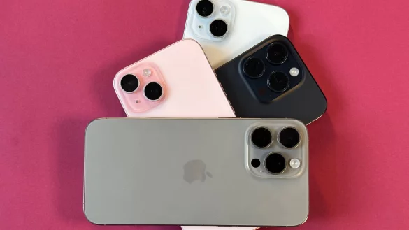 Die vier Neuen auf einem Stapel (von unten nach oben): iPhone 15 Plus, iPhone 15 Pro, iPhone 15 und iPhone 15 Pro Max. - &copy; Christoph Dernbach/dpa-tmn