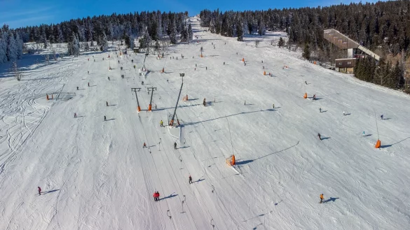 Wintersportler sind bei Saisonstart in Sachsens gr&ouml;&szlig;tem alpinen Skigebiet am Fichtelberg unterwegs. - &copy; Bernd M&auml;rz/dpa