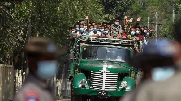 Gefangene auf einem Transporter vor dem Insein-Gef&auml;ngnis in Yangon nach ihrer Freilassung (Archivbild). - &copy; Str/AP/dpa