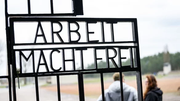 Das Tor zur Gedenkst&auml;tte Sachsenhausen auf dem Gel&auml;nde des ehemaligen Konzentrationslager Sachsenhausen. - &copy; Fabian Sommer/dpa