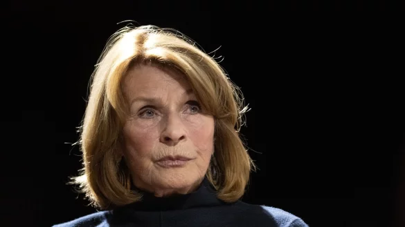 Die Schauspielerin Senta Berger spricht bei einer Veranstaltung im Rahmen des Filmfests Braunschweig. - &copy; Swen Pf&ouml;rtner/dpa