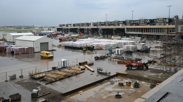 Baustoffe und Bauger&auml;te auf der Baustelle von Terminal 3 des Frankfurter Flughafens. - &copy; Arne Dedert/dpa