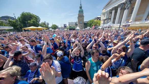 Auf dem Karolinenplatz in der Innenstadt von Darmstadt feiern zahlreiche Fans den Aufstieg. - © Helmut Fricke/dpa