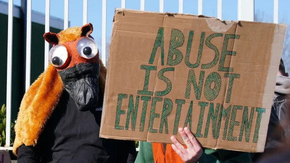 Tierschutz-Aktivisten protestieren gegen das Hindernisrennen in Aintree. - &copy; Peter Byrne/PA Wire/dpa