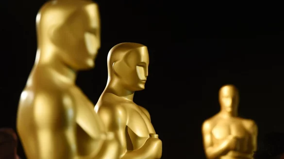 Oscar-Statuen stehen bei der Pressevorschau des Gouverneursballs f&uuml;r die 92. Oscar-Verleihung im Dolby Theatre. - &copy; Chris Pizzello/Invision/AP/dpa