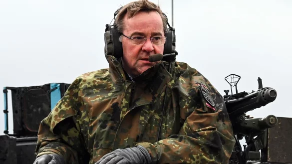 Boris Pistorius in einem Leopard 2 A6 des Panzerbataillons 203 der Bundeswehr. - &copy; Ann-Marie Utz/dpa