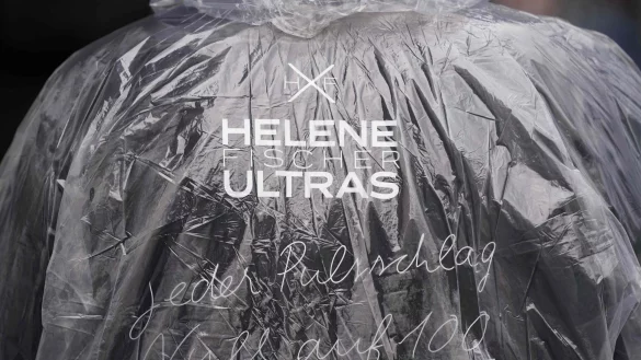 Ein Helene-Fischer-Fan steht mit einem Regenponcho und der Aufschrift &laquo;Helene Fischer Ultras - Jeder Pulsschlag null auf hundert&raquo; vor der Barclays Arena in Hamburg. - &copy; Marcus Brandt/dpa