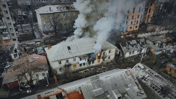 Rauch steigt aus einem brennenden Geb&auml;ude in einer Luftaufnahme von Bachmut auf, dem Ort schwerer K&auml;mpfe mit russischen Truppen in der Region Donezk. - &copy; Libkos/AP/dpa
