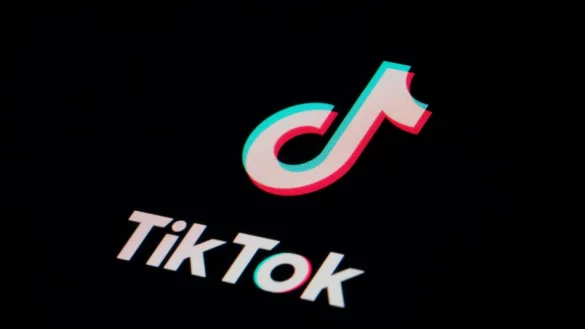 Das Symbol f&uuml;r die Video-Sharing-App TikTok auf einem Smartphone. - &copy; Matt Slocum/AP/dpa