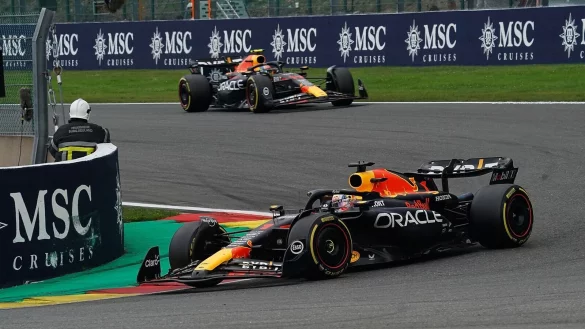 Die Red-Bull-Piloten Max Verstappen und Sergio Perez sind auf der Strecke in Spa unterwegs. - &copy; Hasan Bratic/dpa
