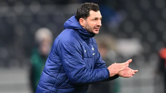 Herthas Cheftrainer Sandro Schwarz feuert seine Spieler w&auml;hrend einer Partie an. - &copy; Soeren Stache/dpa