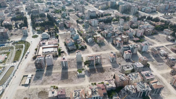 Von Tr&uuml;mmern ger&auml;umte Fl&auml;chen in der Innenstadt von Antakya. - &copy; Boris Roessler/dpa