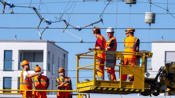 Arbeiter reparieren die abgerissene Oberleitung. Im M&uuml;nchener Hauptbahnhof standen an fast allen Gleisen Z&uuml;ge still. - &copy; Lennart Preiss/dpa