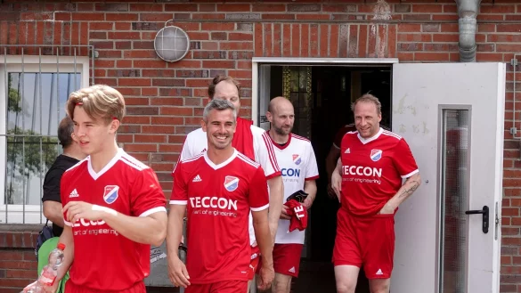 Der ehemalige Bundesligaspieler Fin Bartels (2.v.l.) kommt mit seinen Teamgef&auml;hrten aus der Kabine. - &copy; Felix Schr&ouml;der/dpa