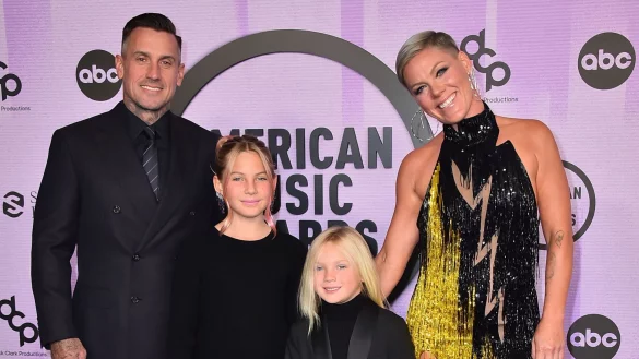 Carey Hart (l), Pink (r) und ihre Kinder Willow Sage Hart (2.v.l) und Jameson Moon Hart bei den American Music Awards 2022. - &copy; Jordan Strauss/Invision/AP/dpa
