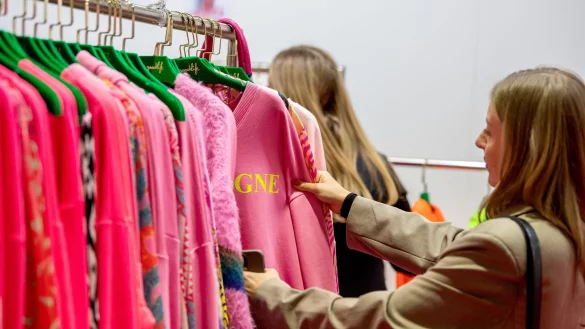 Besser shoppen: Wer m&ouml;glichst nachhaltig einkaufen will, sollte vor allem auf Second Hand St&uuml;cke setzen. Bei neuen Klamotten k&ouml;nnen Kennzeichnungen Orientierung geben. - &copy; Zacharie Scheurer/dpa-tmn