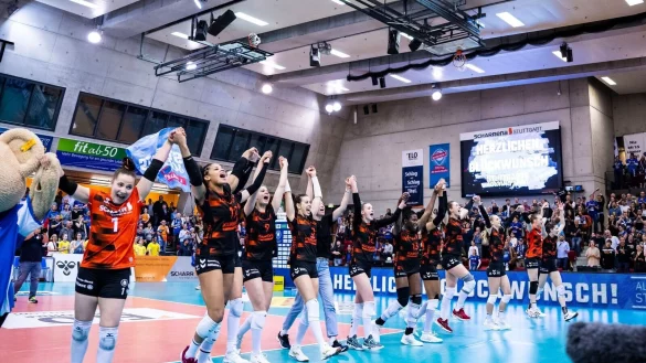 Die Spielerinnen des MTV Stuttgart jubeln nach dem Sieg im dritten Finalspiel. - &copy; Tom Weller/dpa