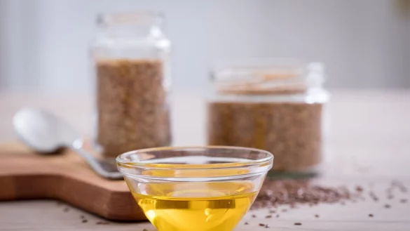 Lein&ouml;l wird aus Leinsamen gewonnen und in der K&uuml;che vor allem f&uuml;r kalte Gerichte wie Salate empfohlen. Holzm&ouml;bel im Haus sollte man aber nicht damit behandeln. - &copy; Christin Klose/dpa-tmn