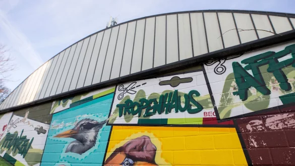 Blick auf das Regenwaldhaus im Zoo. - &copy; Thomas Banneyer/dpa/Archiv
