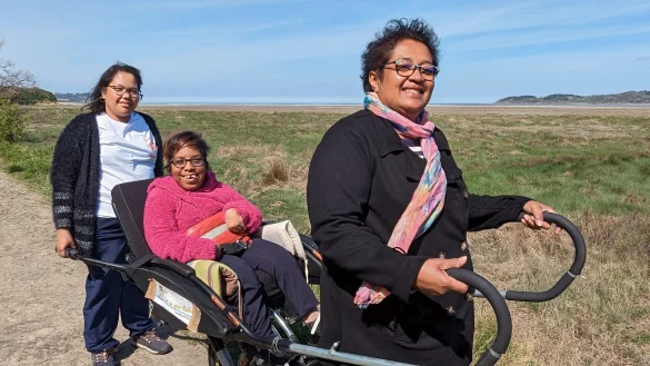 Voller Einsatz f&uuml;r die Familie: Mutter und Leonora (l) sind ein eingespieltes Team. Lange musste Leonora jedoch hinter ihrer Schwester zur&uuml;ckstehen. - &copy; Ursula Duplantier/NDR/dpa