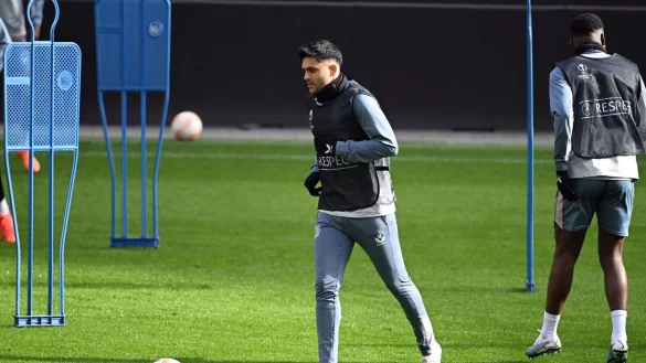 Leverkusens Nadiem Amiri (l) nimmt am Abschlusstraining seiner Mannschaft vor dem Spiel gegen AS Monaco teil. - &copy; Federico Gambarini/dpa