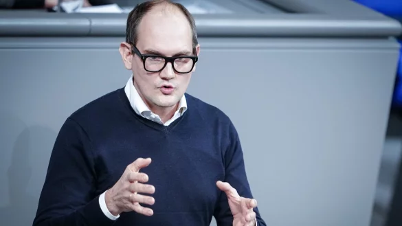 Janosch Dahmen, Bundestagsabgeordneter von Bündnis 90/die Grünen, spricht bei der Sitzung des Bundestags. - © Kay Nietfeld/dpa/Archivbild