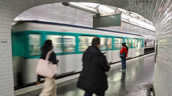 Fahrg&auml;ste benutzen eine Pariser Metro - k&uuml;rzlich ist eine Frau an der T&uuml;r einer U-Bahn h&auml;ngengeblieben und gestorben. - &copy; Jan Woitas/dpa