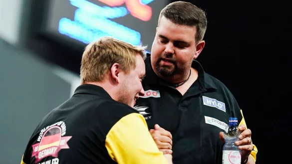 Gabriel Clemens (r, Deutschland) und Martin Schindler (Deutschland) jubeln &uuml;ber einen Sieg. - &copy; Uwe Anspach/dpa
