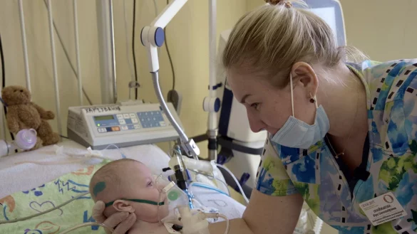 Wochenlang k&auml;mpft Wira um das &Uuml;berleben der Fr&uuml;hchen, bevor sich ihr Zustand schlie&szlig;lich bessert. - &copy; Carl Gierstorfer/DOCDAYS Productions/RBB/dpa