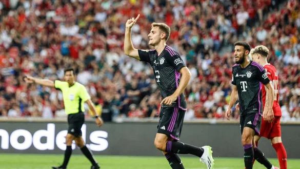 Josip Stanisic (M) vom FC Bayern M&uuml;nchen jubelt &uuml;ber sein Tor zum 3:3. - &copy; Danial Hakim/AP/dpa