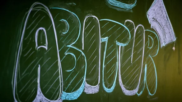 &laquo;Abitur&raquo; steht auf einer Tafel im Klassenzimmer eines Gymnasiums. - &copy; Sina Schuldt/dpa/Symbolbild