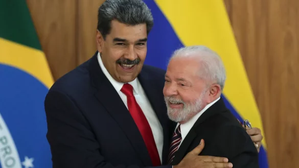 Nicolas Maduro (l), Pr&auml;sident von Venezuela, umarmt Brasiliens Pr&auml;sidenten Luiz Inacio Lula da Silva (r) nach einer gemeinsamen Pressekonferenz. - &copy; Gustavo Moreno/AP