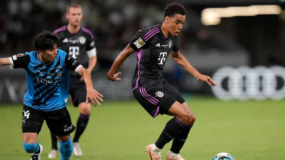 Jamal Musiala (r) sieht den deutschen Meister gut vorbereitet f&uuml;r den Saisonstart. - &copy; Shuji Kajiyama/AP/dpa