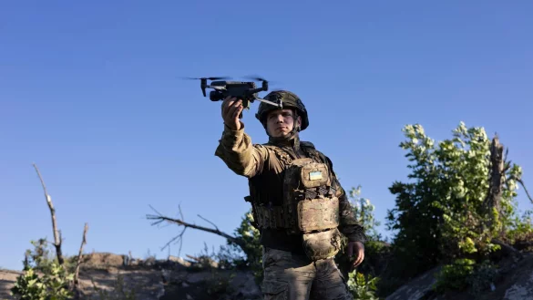 Ein ukrainischer Soldat startet eine Drohne - diese Art von Waffe ist im Krieg besonders wichtig. - &copy; Alex Babenko/AP/dpa