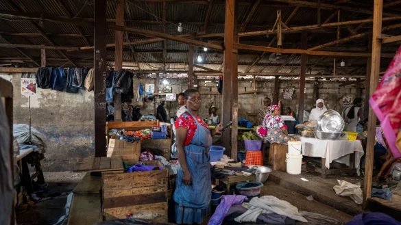 Menschen arbeiten auf dem Kantamanto-Markt in Accra. Für viele ist der Secondhand-Textilmarkt die Lebensgrundlage. - © Christophe Gateau/dpa