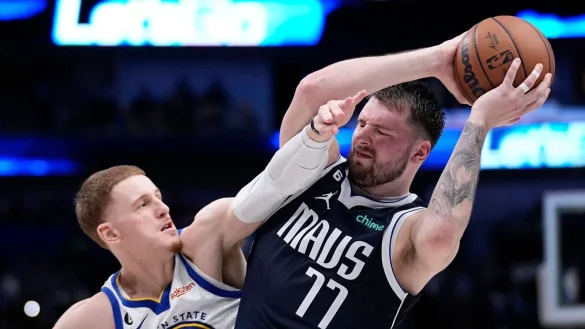 Luka Doncic (r) musste mit den Dallas Mavericks eine Niederlage gegen die Golden State Warriors hinnehmen. - &copy; Tony Gutierrez/AP