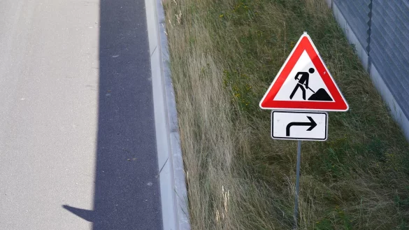 Ein Verkehrsschild weist auf Bauarbeiten an einer Autobahn hin. - &copy; Marcus Brandt/dpa/Symbolbild