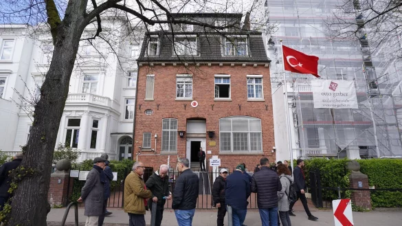 Wahlberechtigte T&uuml;rkin vor dem T&uuml;rkischen Generalkonsulat in Hamburg, wo sie f&uuml;r die Wahlen in ihrem Heimatland abstimmen k&ouml;nnen. - &copy; Marcus Brandt/dpa
