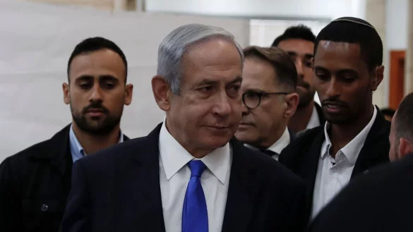 Benjamin Netanjahu (M), Ministerpr&auml;sident von Isreal, kommt im Bezirksgericht in Jerusalem an. - &copy; Atef Safadi/EPA Pool/AP/dpa