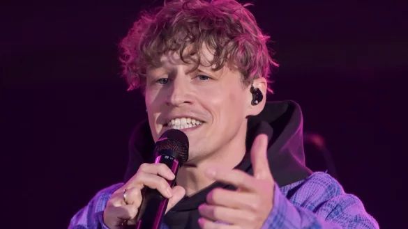 Sänger Tim Bendzko veröffentlicht am Freitag sein neues Album «April». - © Sebastian Christoph Gollnow/dpa