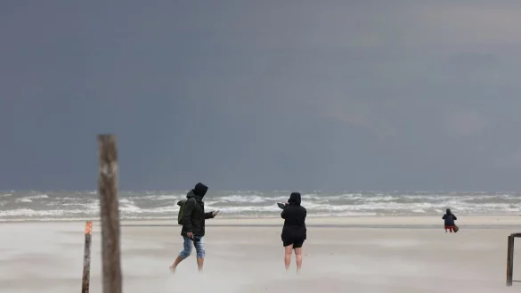 Dunkle Wolken bei st&uuml;rmischem Wetter in St. Peter-Ording an der Nordsee. - &copy; Bodo Marks/Bodo Marks/dpa