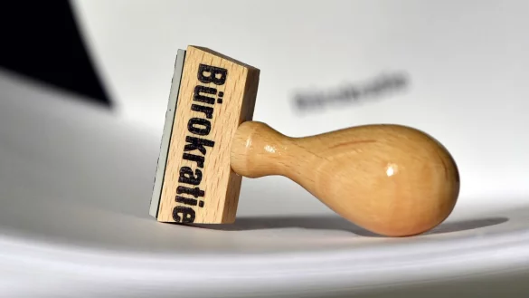 Die Bundesregierung kämpft gegen unnötige Bürokratie an. - © Ralf Hirschberger/dpa