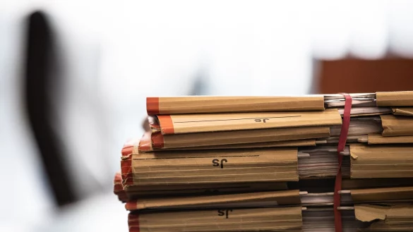 Akten liegen vor einem Prozess in einem Landgericht auf dem Tisch. - © Swen Pförtner/dpa/Symbolbild